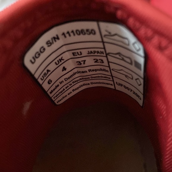 UGG CHEVONNE Rainboots in Ribbon Red - Picture 5 of 6